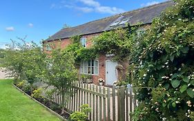 Luxury Homely Open-Plan Barn With Log Burner & Games Room